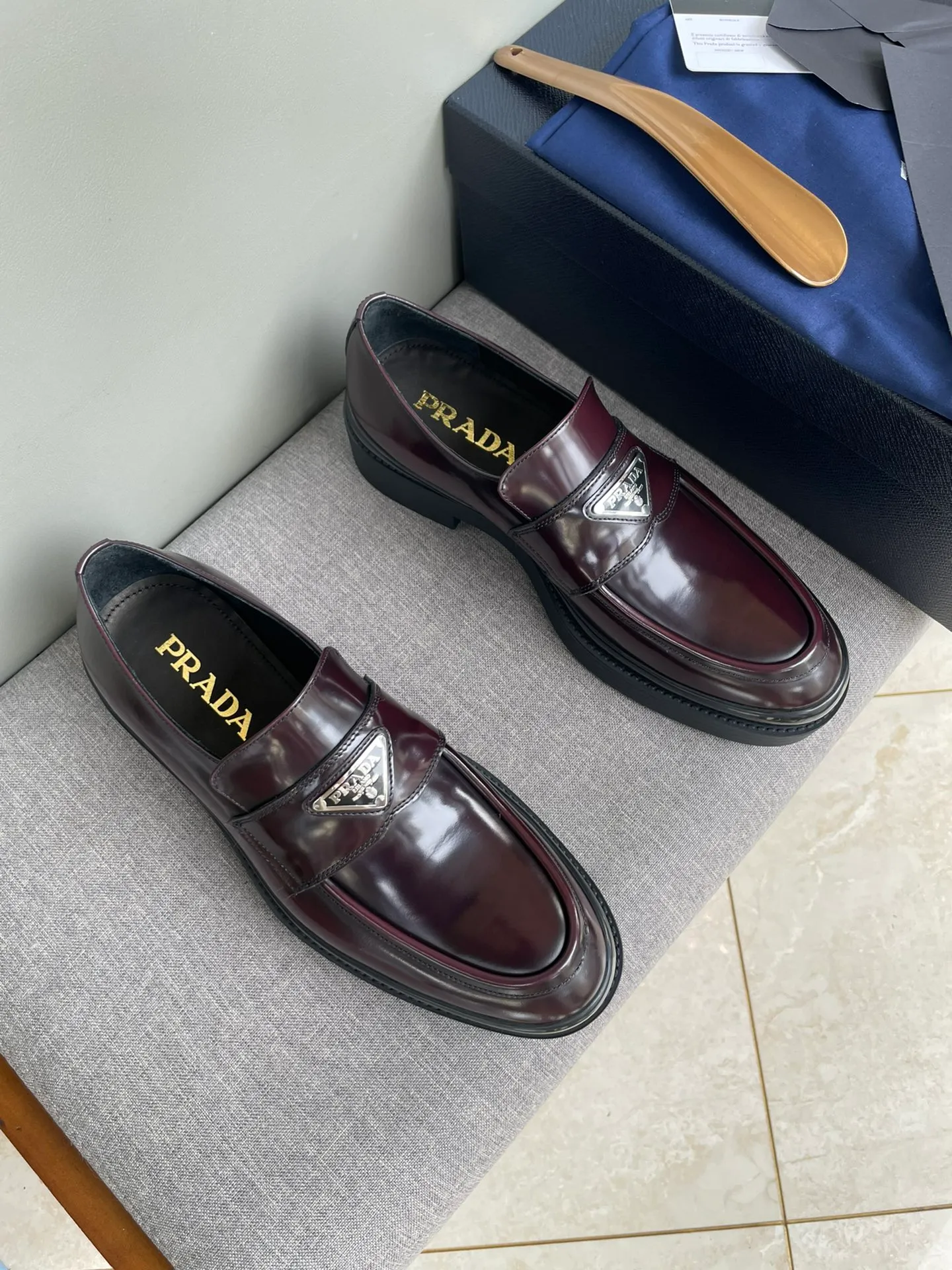 Men's shoes 💰860 💰Best recommendation✨PRADA Prada top purchasing quality imported upper with color-brushed edge beads carved toe design cowhide lining private molded TPU outsole non-slip, wear-resistant and elastic fashionable and versatile burgundy black blue 39-44 in stock (38, 45 customized for replacement, return and exchange)